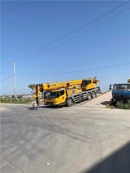 钢城区吊车作业时，可能会产生哪些额外收费项目？