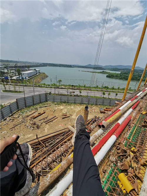 钢城区作业中发生设备损坏或人员意外，责任怎么划分？