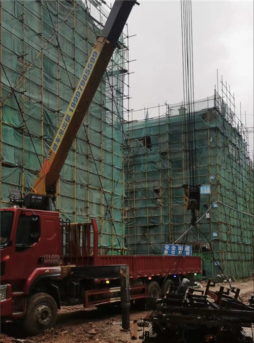 钢城区“慢工细活”—— 吊车的 “微动控制” 技术
